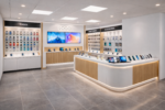 Handy Ladenbau Einrichtung nach Maß – EDGE LINE Mobile Store Design mit Seitentheke – Bild 2